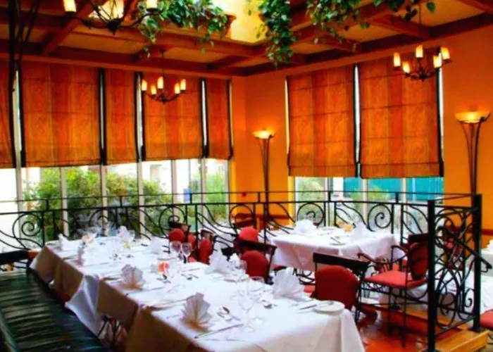 Отель Red Cow Moran 4*