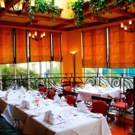 فندق Red Cow Moran 4*