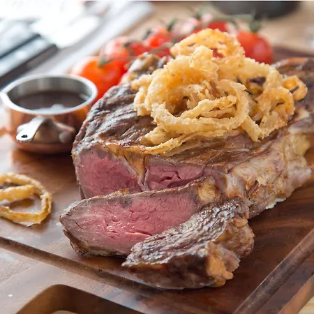 Red Cow Moran Hotell 4*