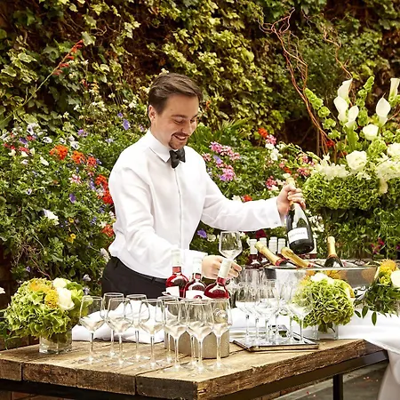 Red Cow Moran Hotell 4*